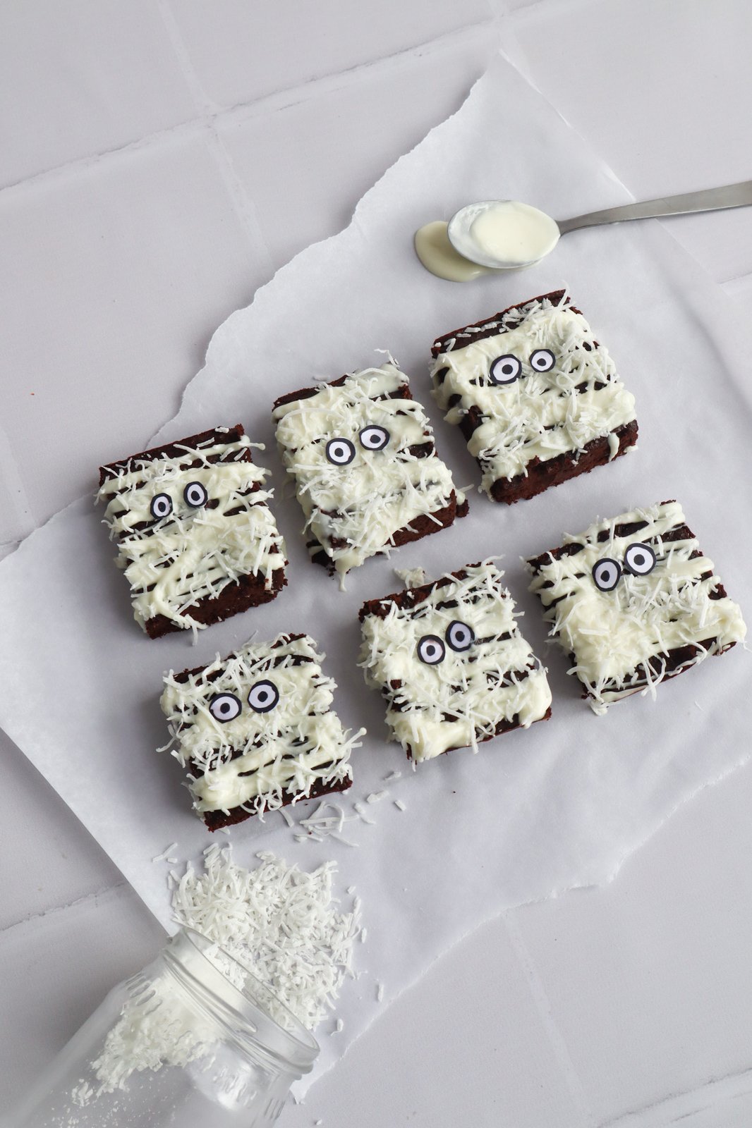 Brownies de coco húmedos cortados en cuadrados con baño de chocolate blanco
