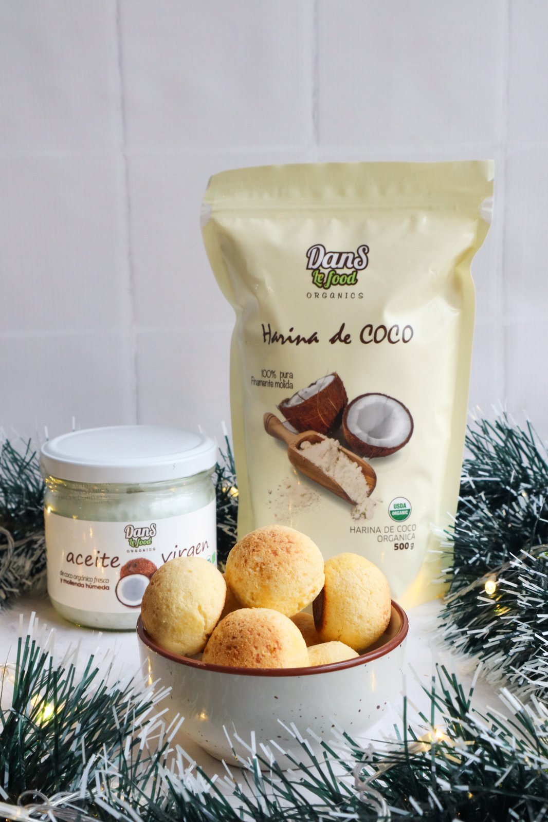 Detalle de buñuelos esponjosos y dorados al horno