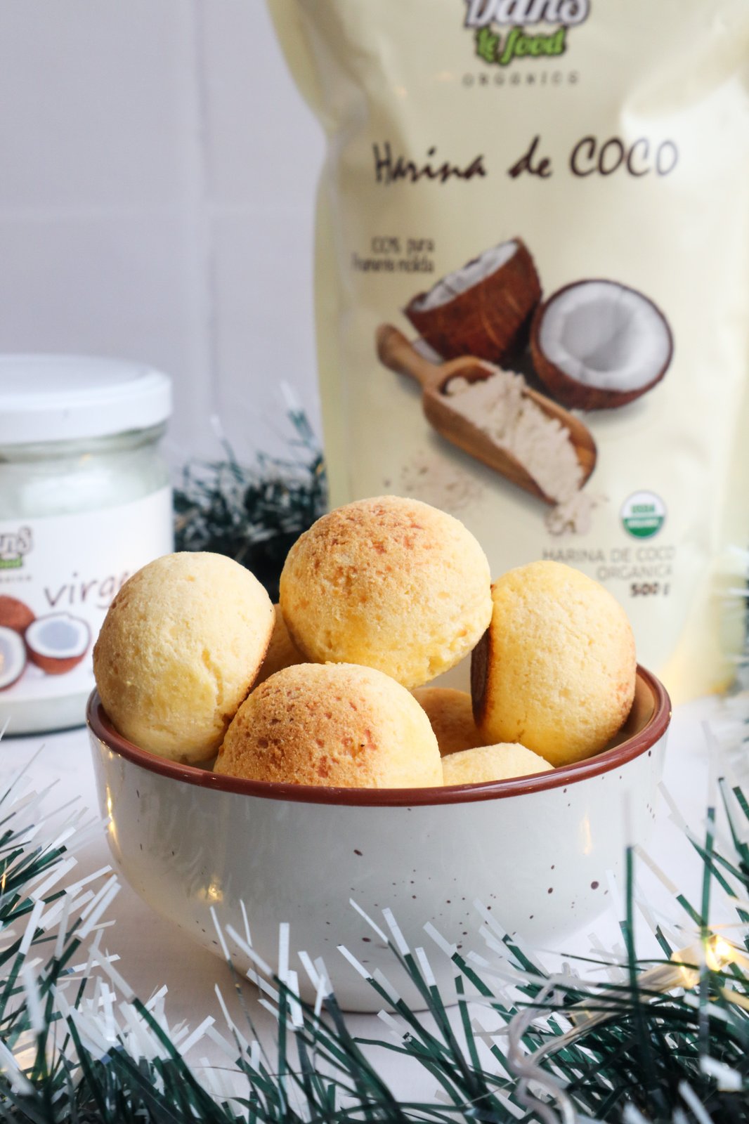 Buñuelos de harina de coco listos para acompañar la natilla