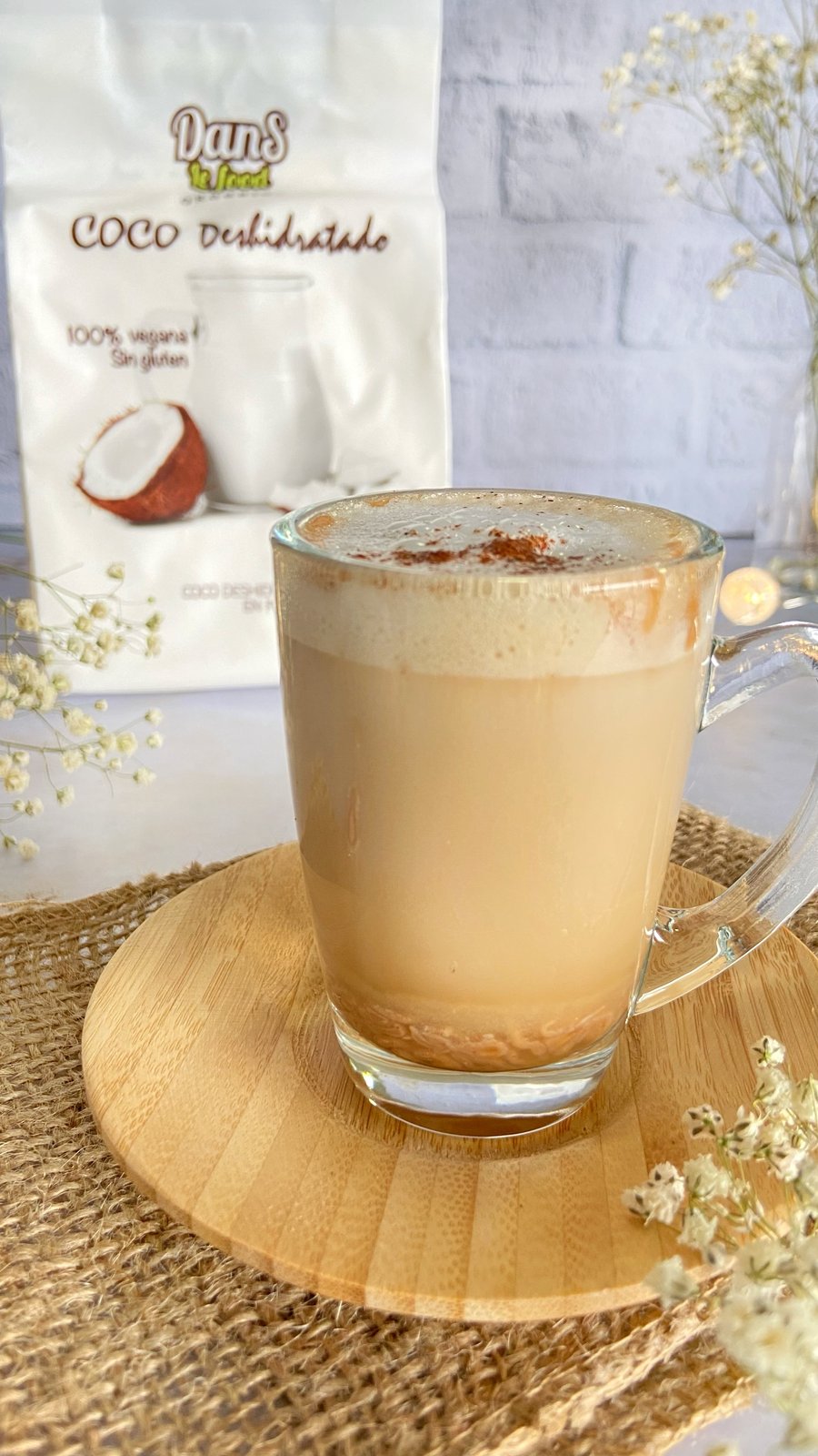 Café con leche espumosa de coco servido en taza alta con espuma cremosa y canela