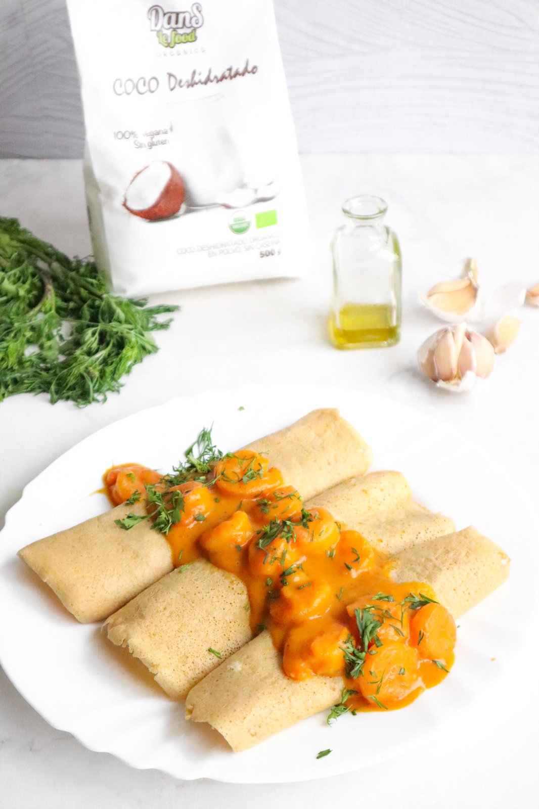Detalle del relleno cremoso de camarones al curry con coco
