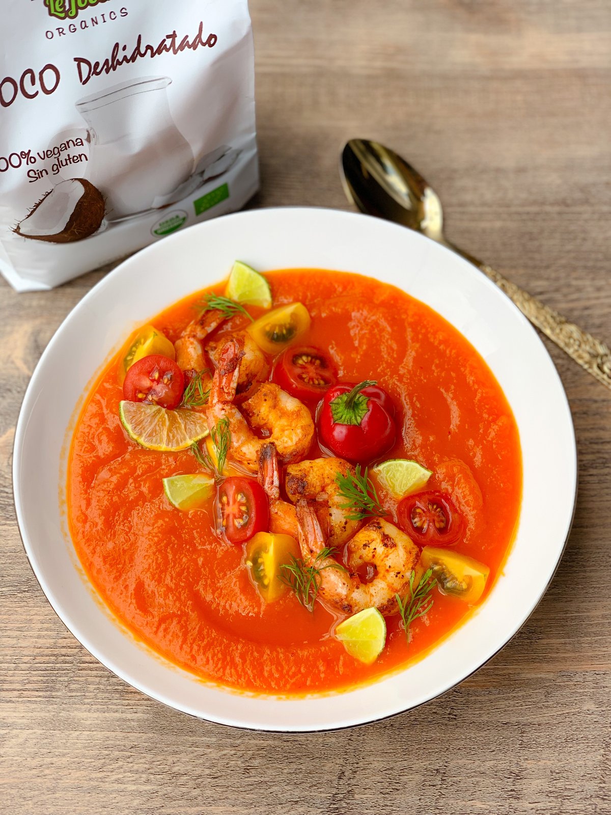 Detalle de la textura cremosa del curry rojo con camarones