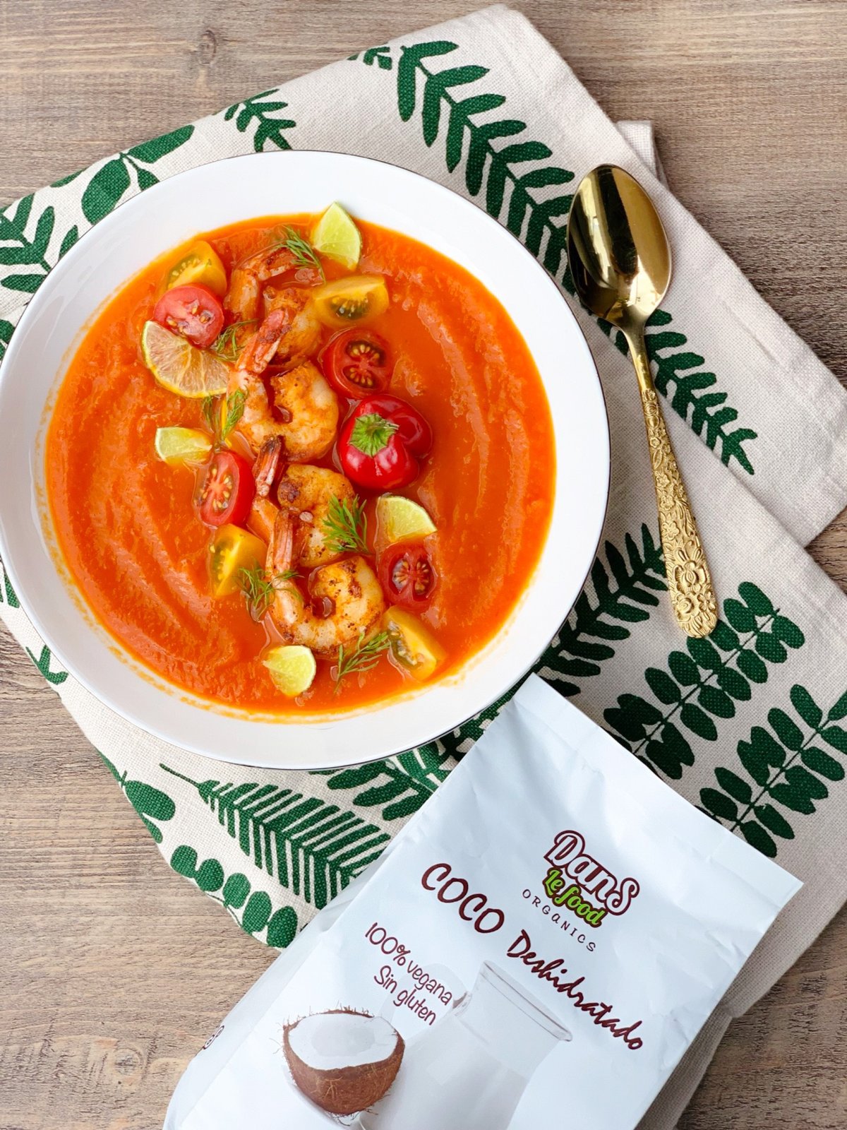Camarones al curry rojo emplatado listos para servir