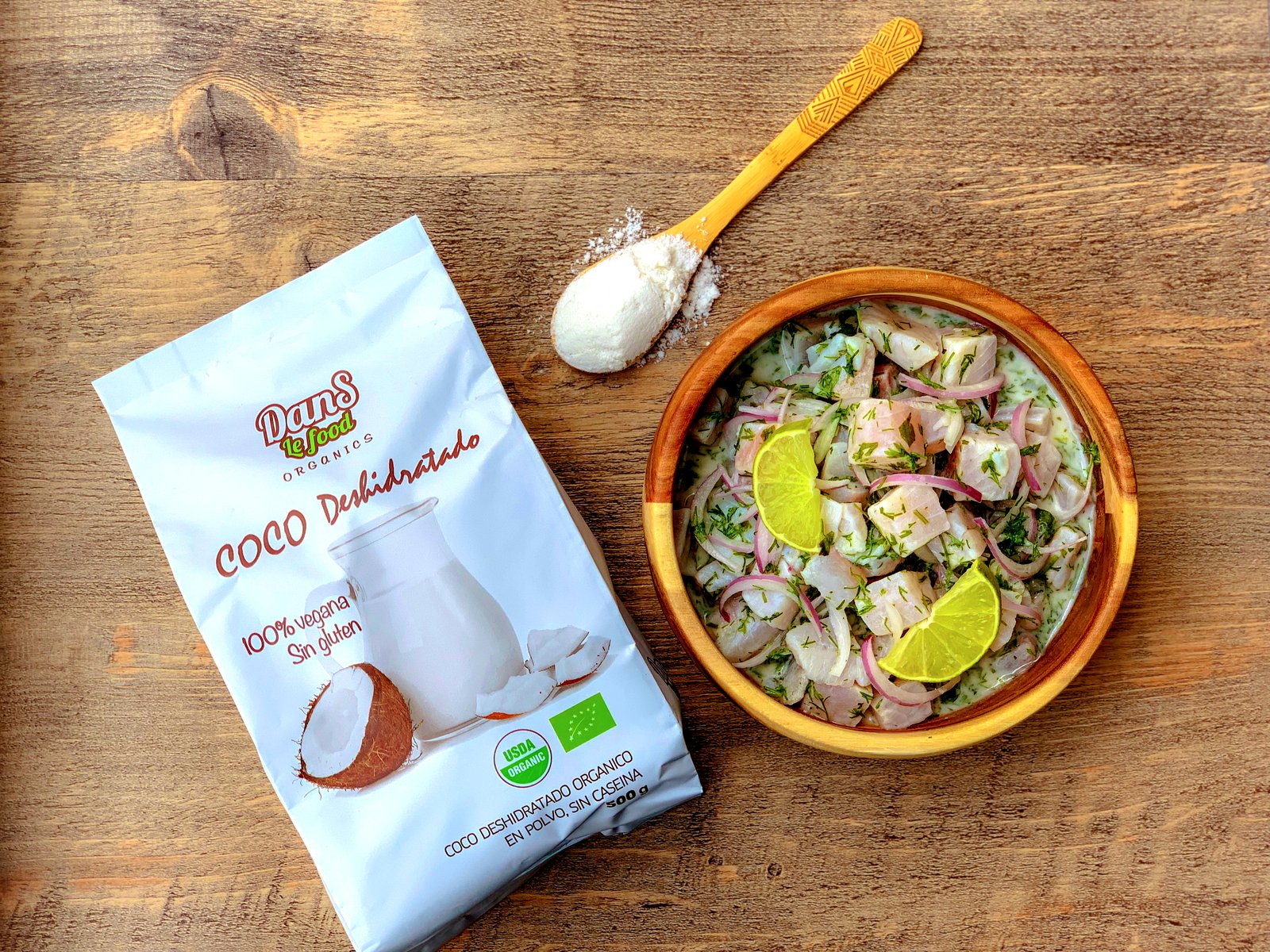 Vista superior del ceviche de corvina con coco y limón