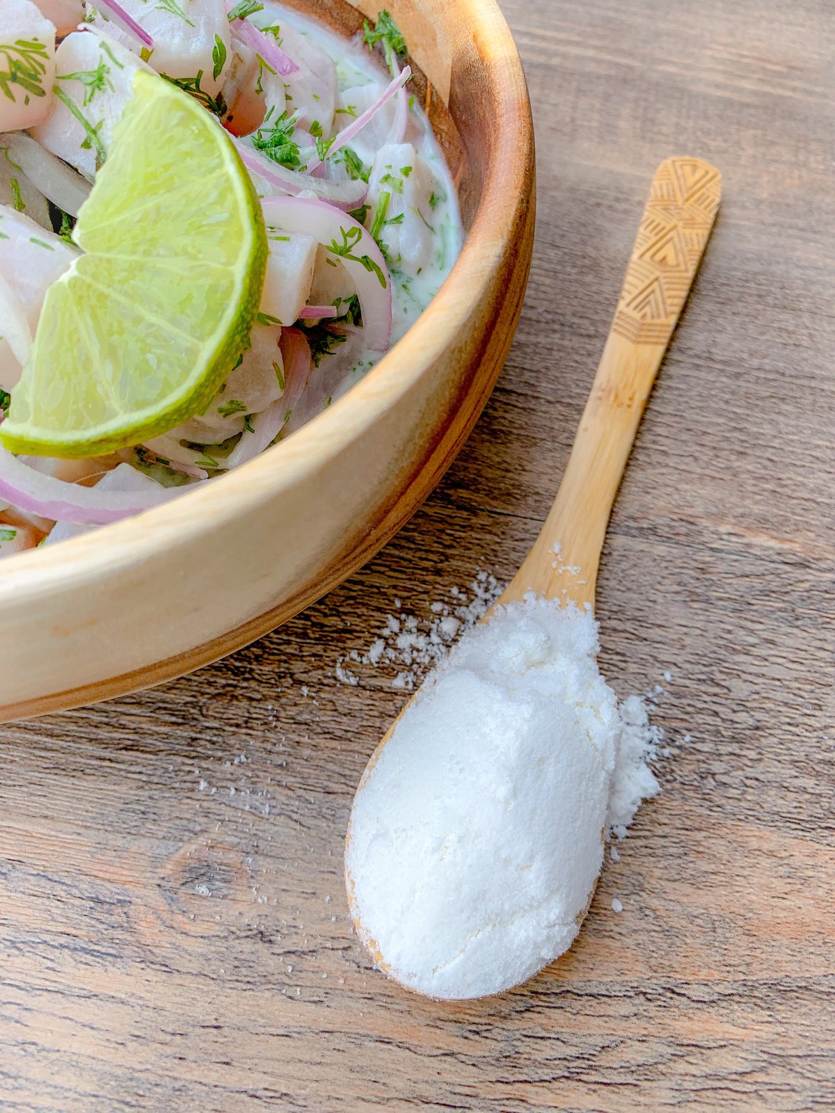 Detalle del ceviche fresco con cubos de corvina marinada