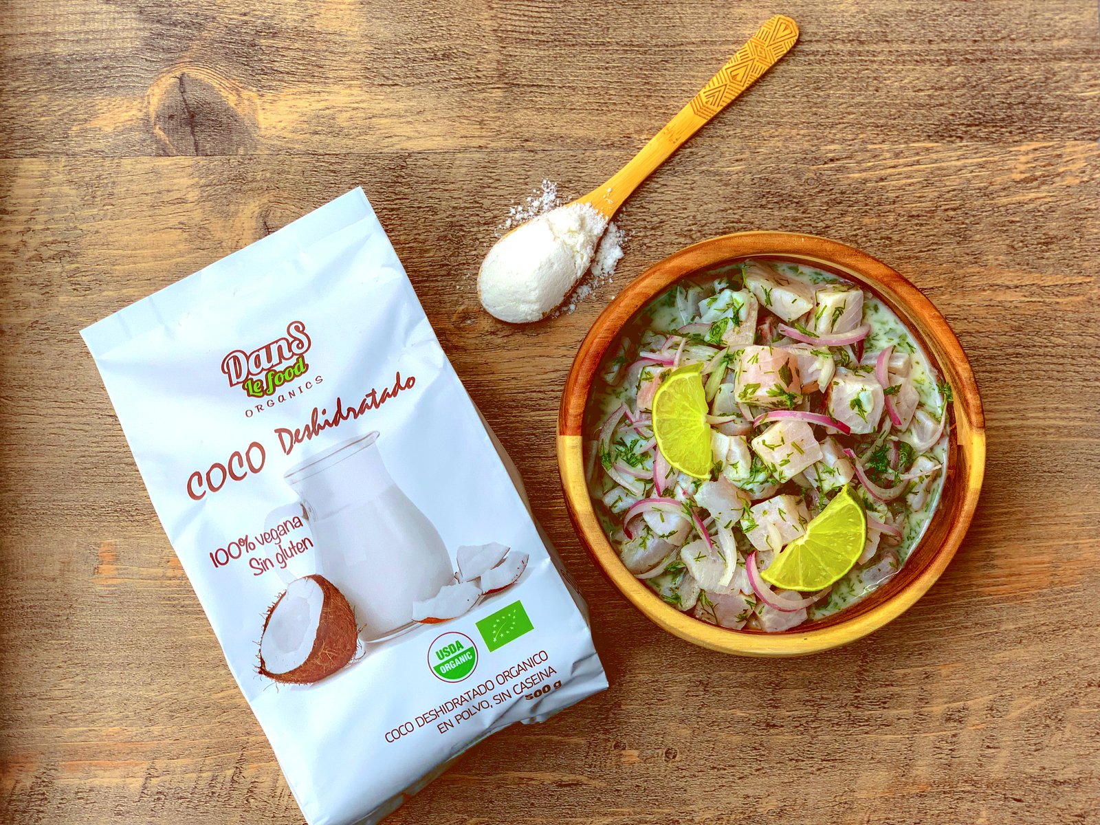 Ceviche de corvina en plato hondo con leche de coco, cebolla roja y cilantro fresco