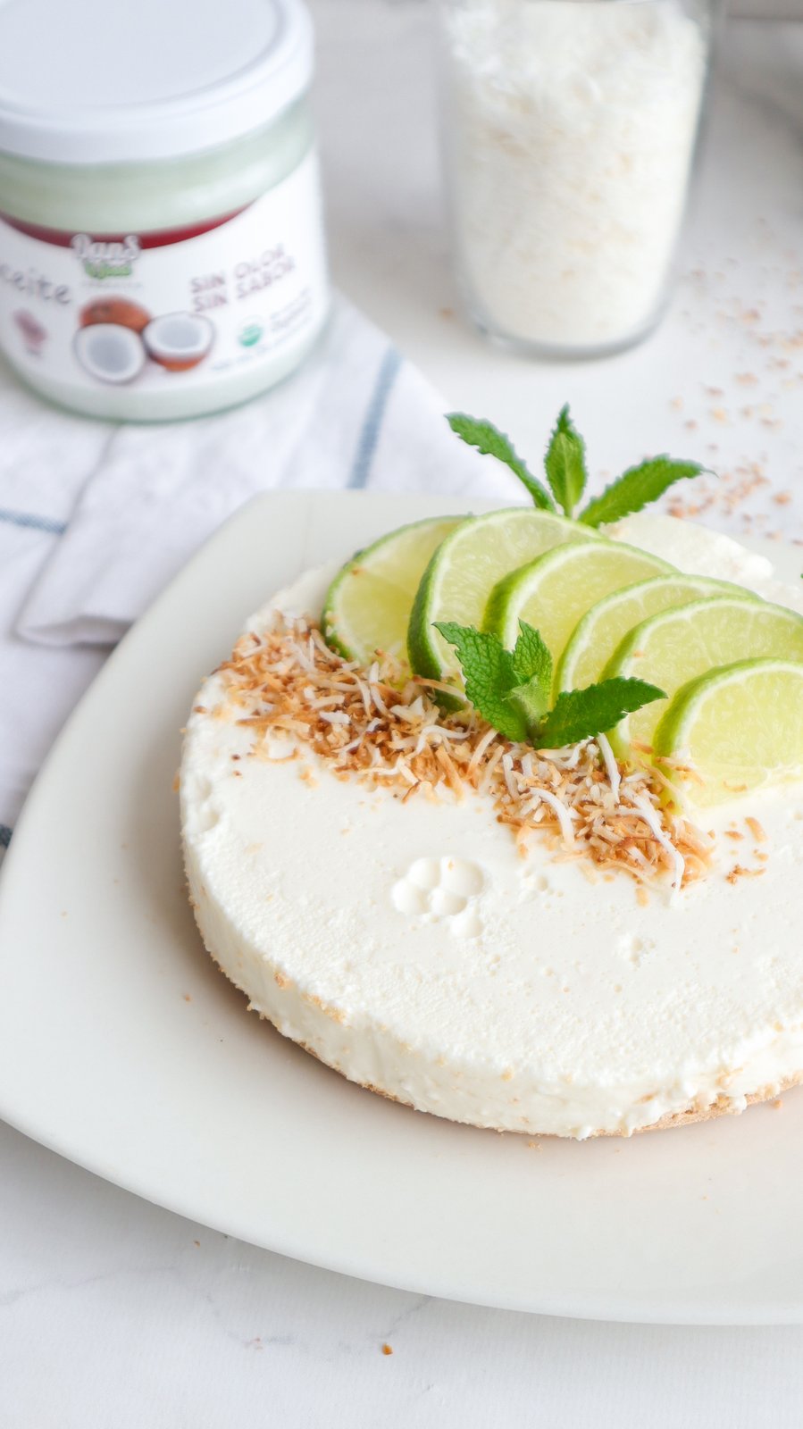 Detalle del corte del cheesecake mostrando capas de base y crema de coco
