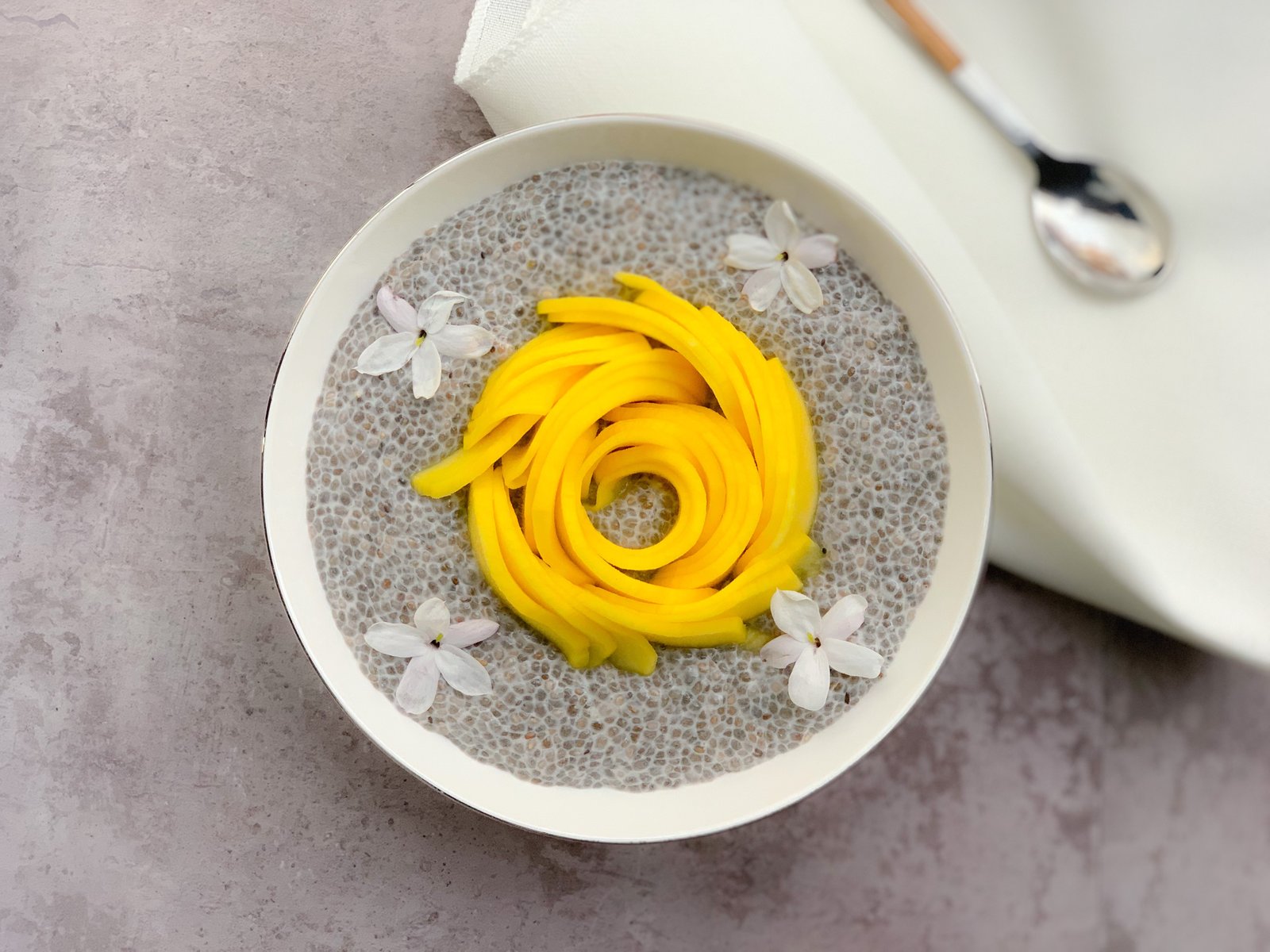 Vista superior del chia pudding con mango y semillas hidratadas