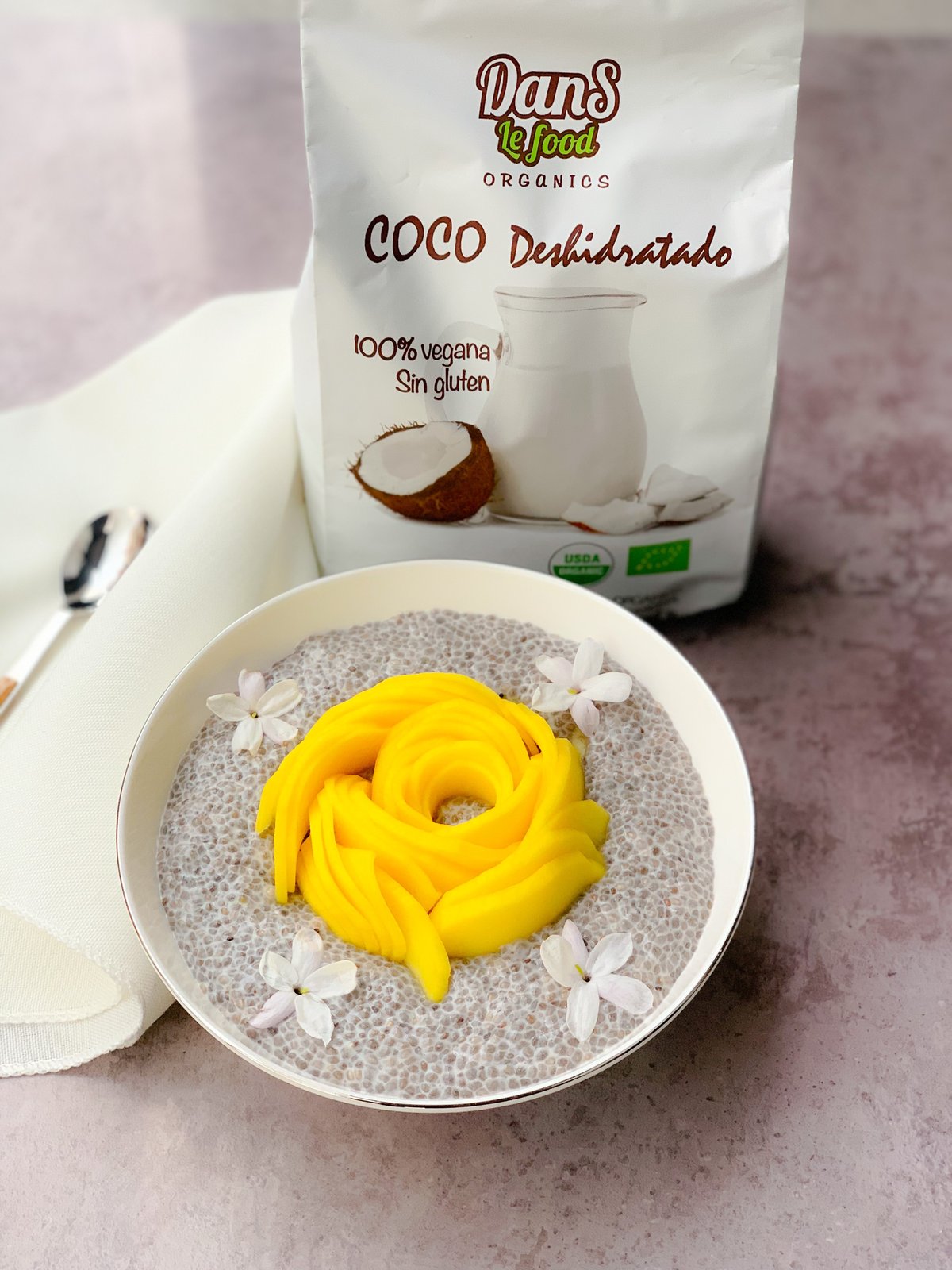Detalle del chia pudding mostrando textura cremosa de las semillas