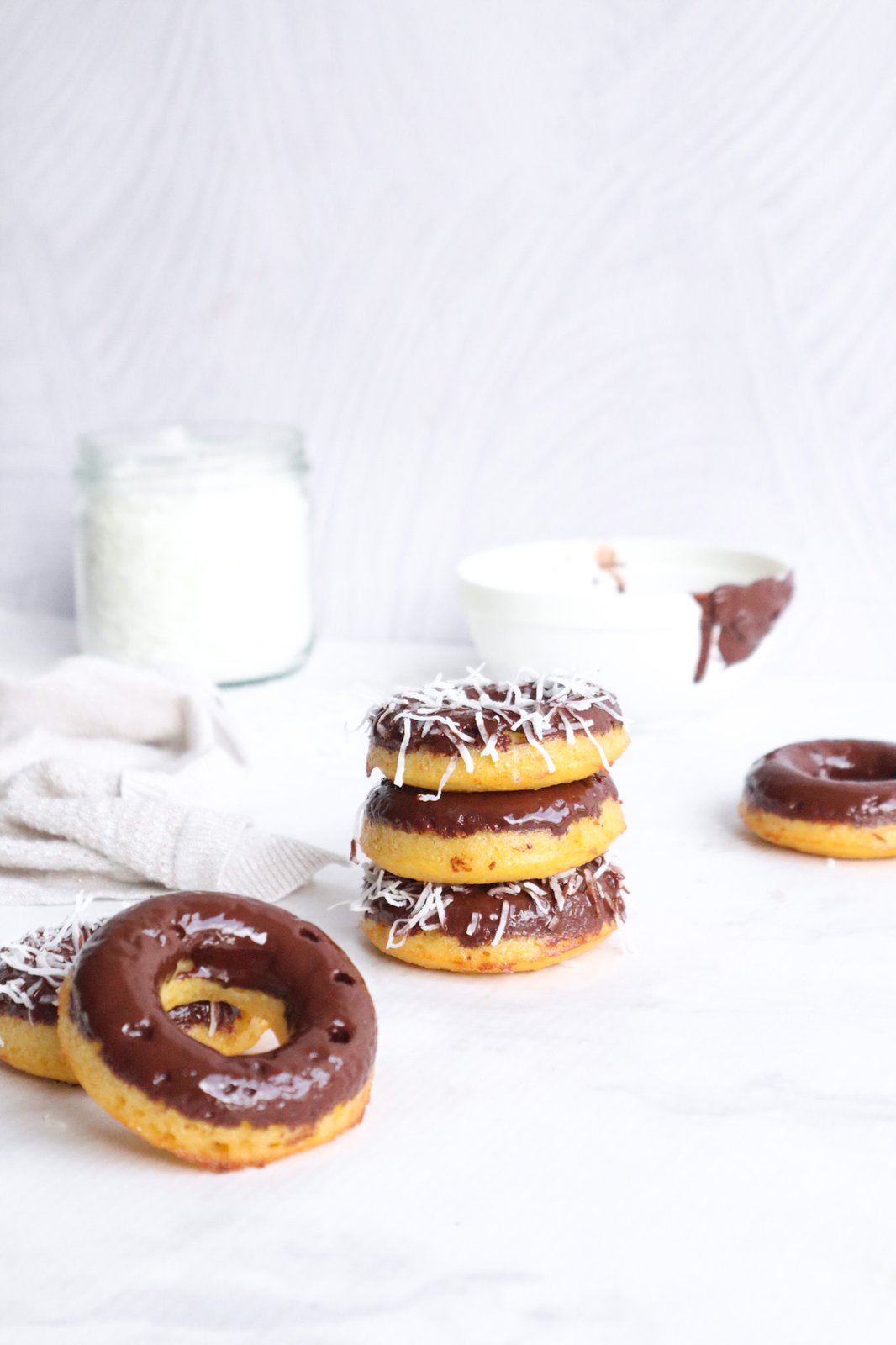 Detalle de donas de coco con baño de chocolate brillante