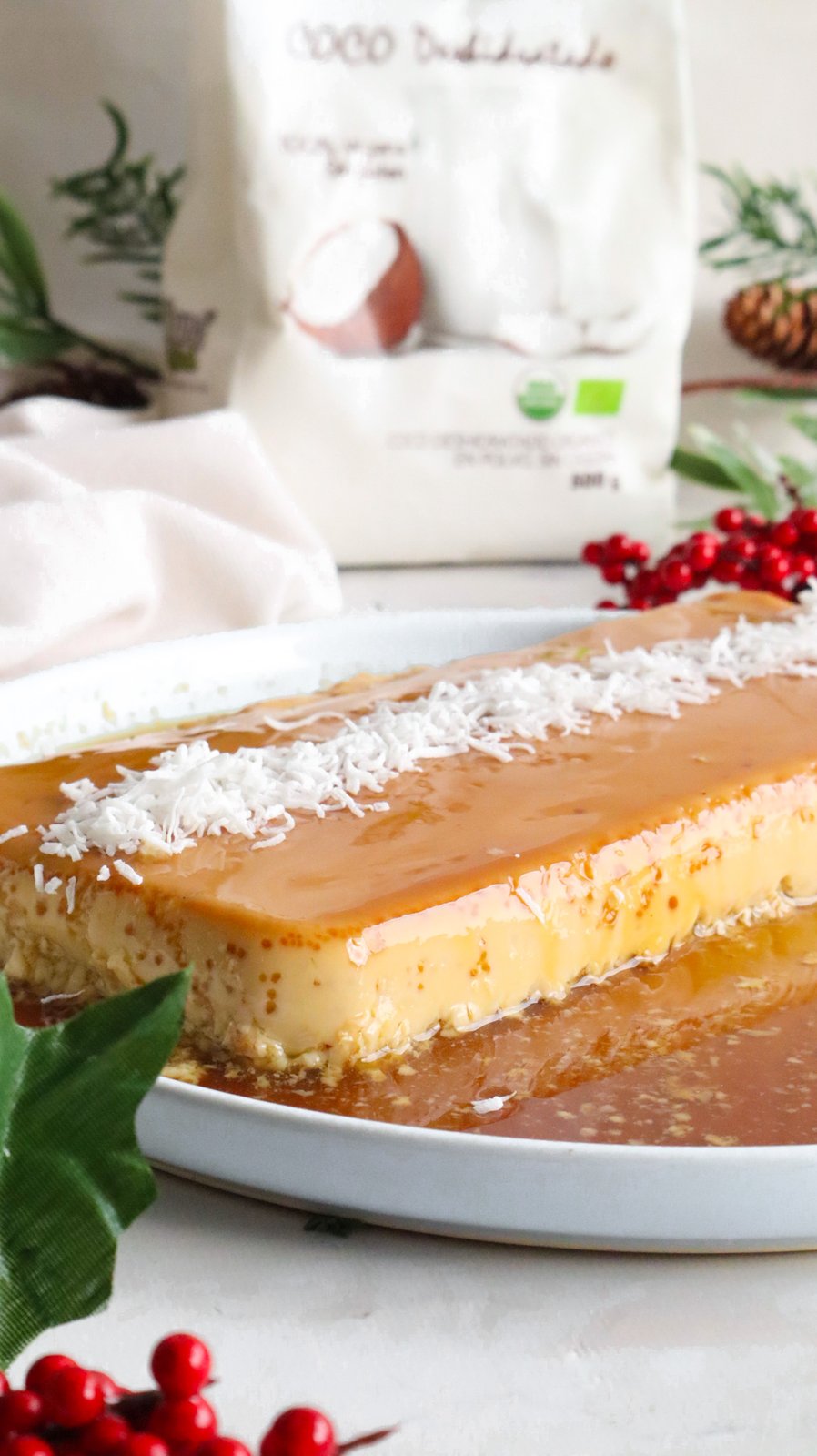 Detalle del flan de coco mostrando textura suave y brillo del caramelo