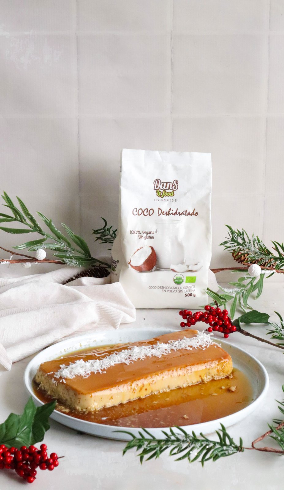 Flan de coco desmoldado con caramelo de panela bañando la superficie