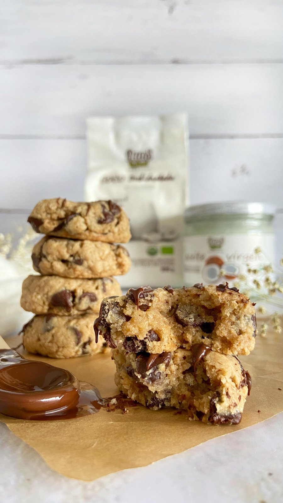 Galletas veganas de coco con chips de chocolate y baño de chocolate negro