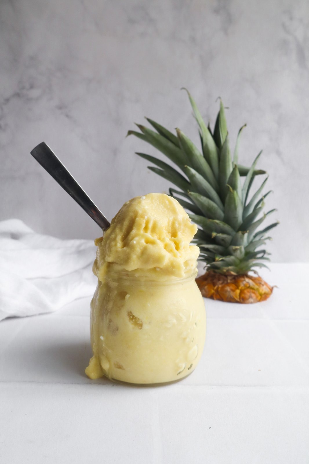 Detalle del helado de piña colada con textura cremosa y trozos de piña