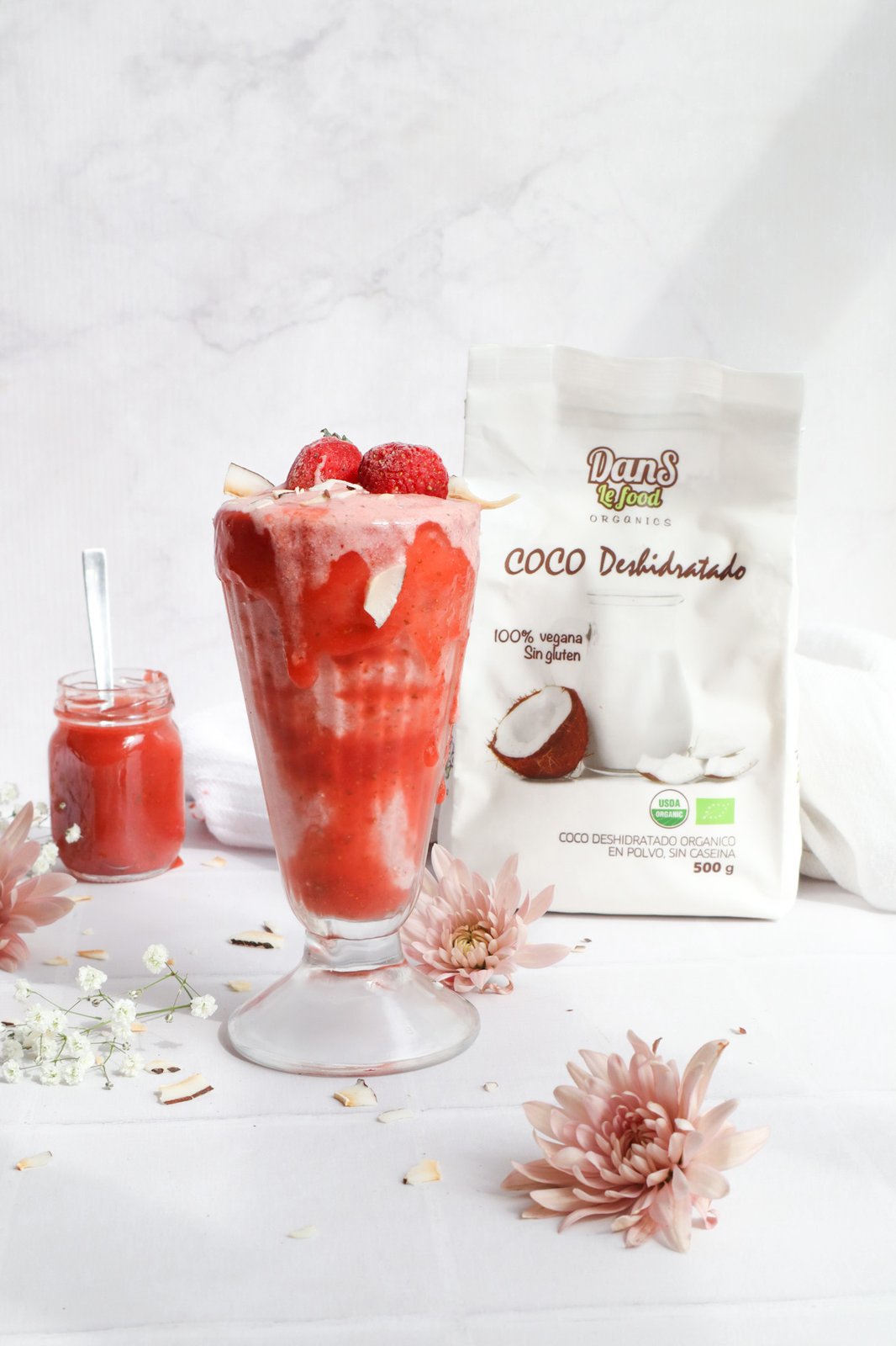 Detalle de la malteada de fresa con coco mostrando textura cremosa y coulis