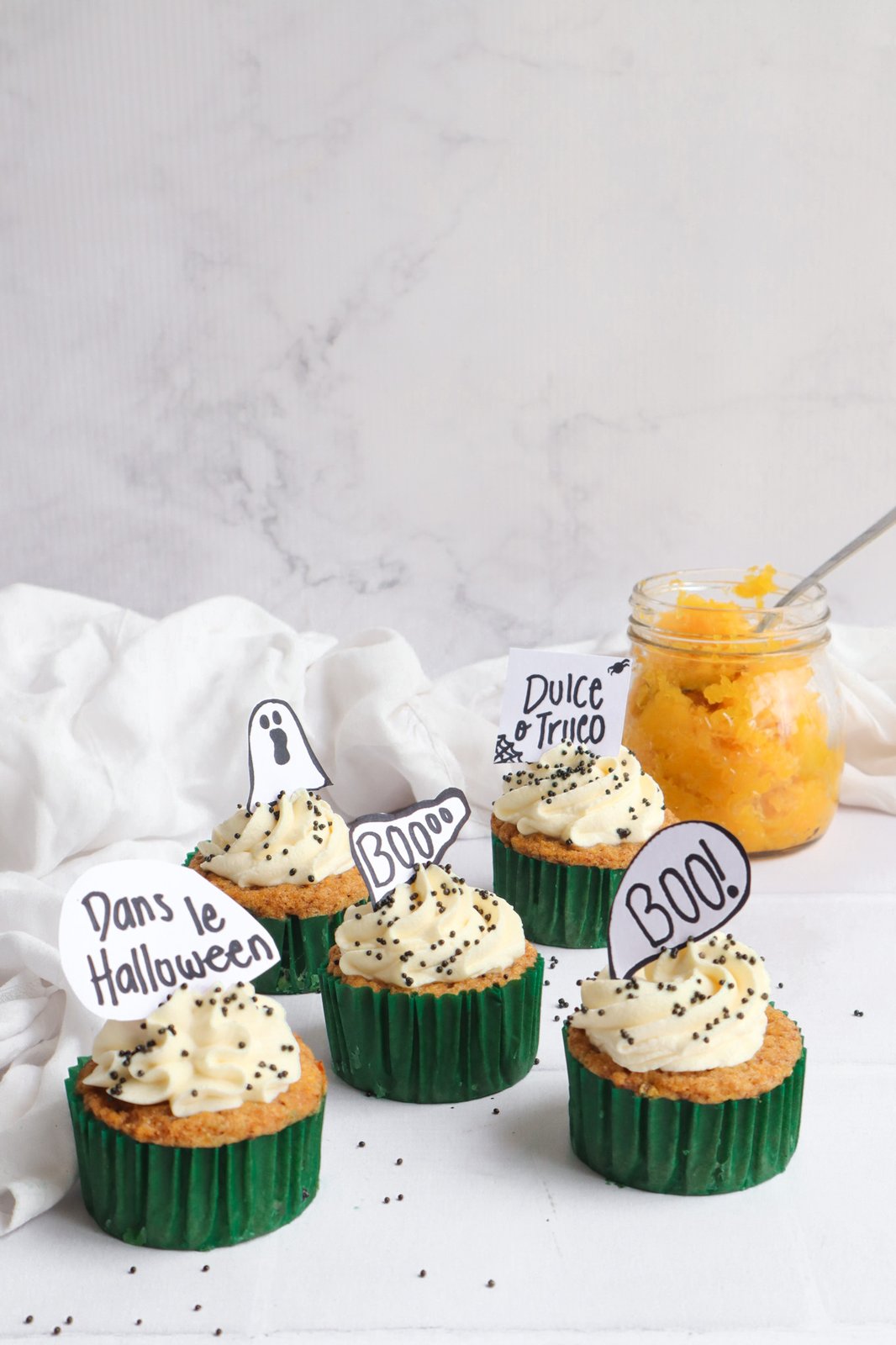 Detalle de muffins de calabaza recién horneados sin frosting