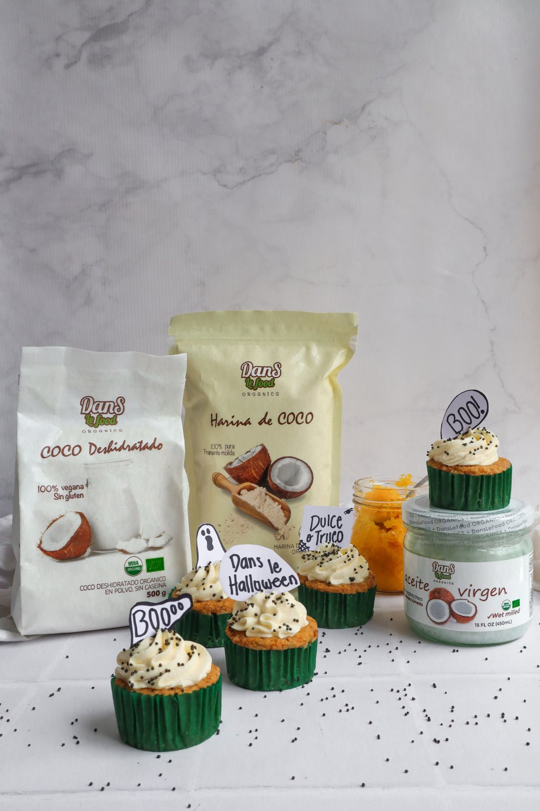 Muffins de calabaza con frosting blanco decorados con grageas negras estilo Halloween