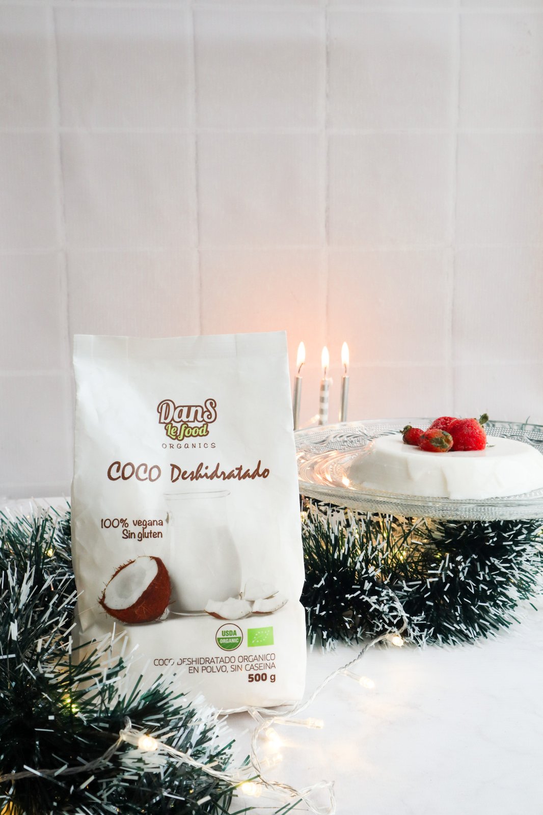 Natilla de coco lista para servir con canela espolvoreada