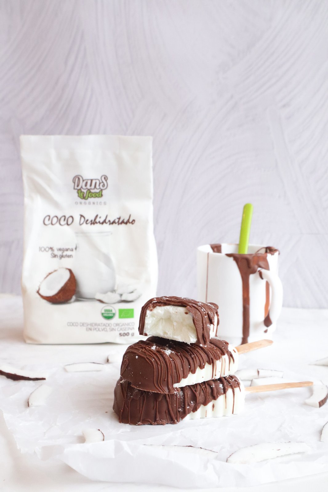 Paletas heladas de coco con baño de chocolate sin azúcar listas para servir