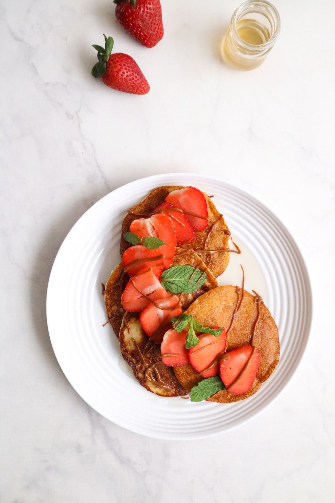 Pancakes de harina de coco servidos con frutas y mantequilla de nuez