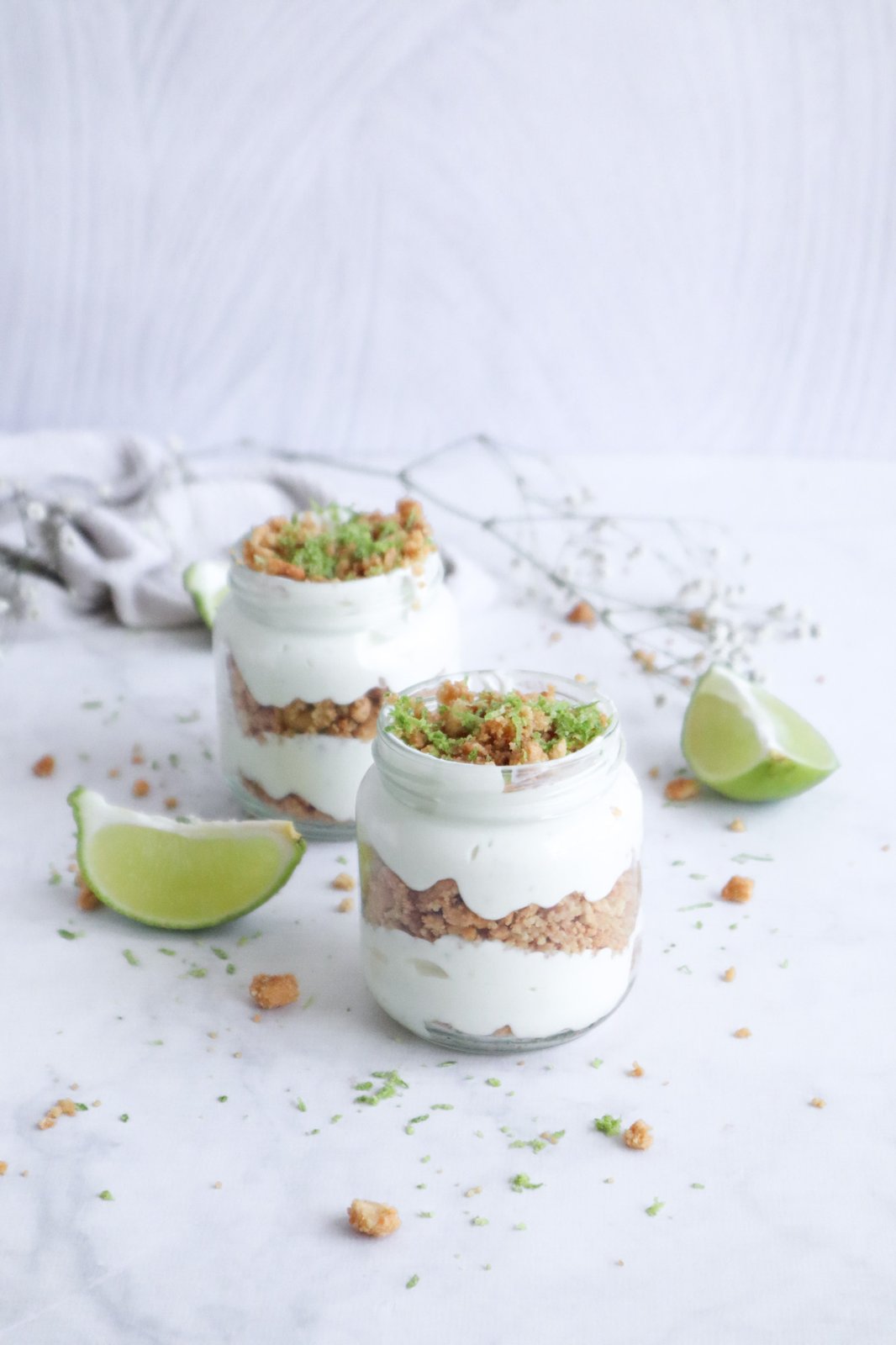 Detalle del pie de limón y coco con ralladura de limón decorando la superficie