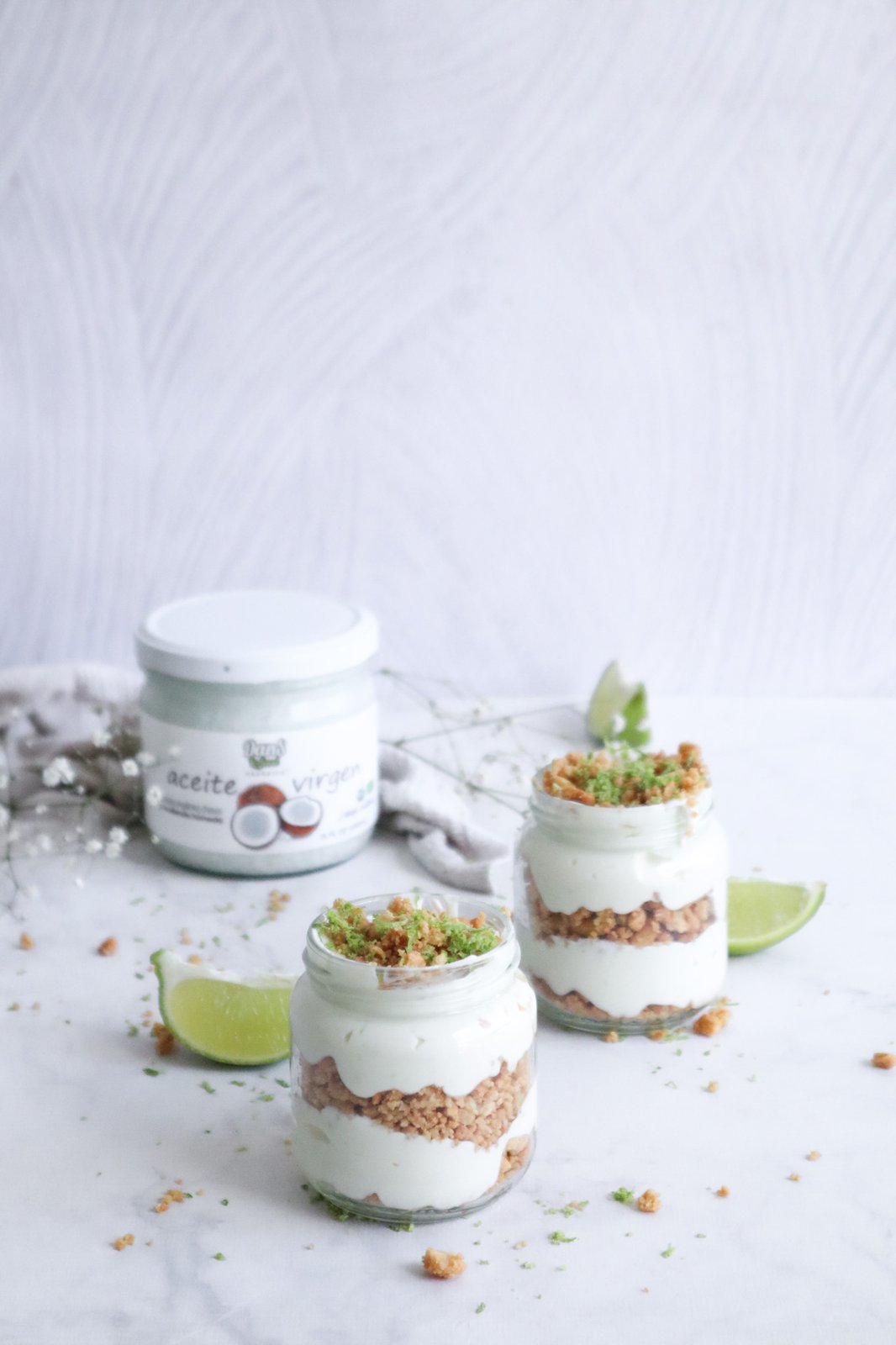 Pie de limón y coco servido en jar de vidrio con capas de galleta y crema cítrica