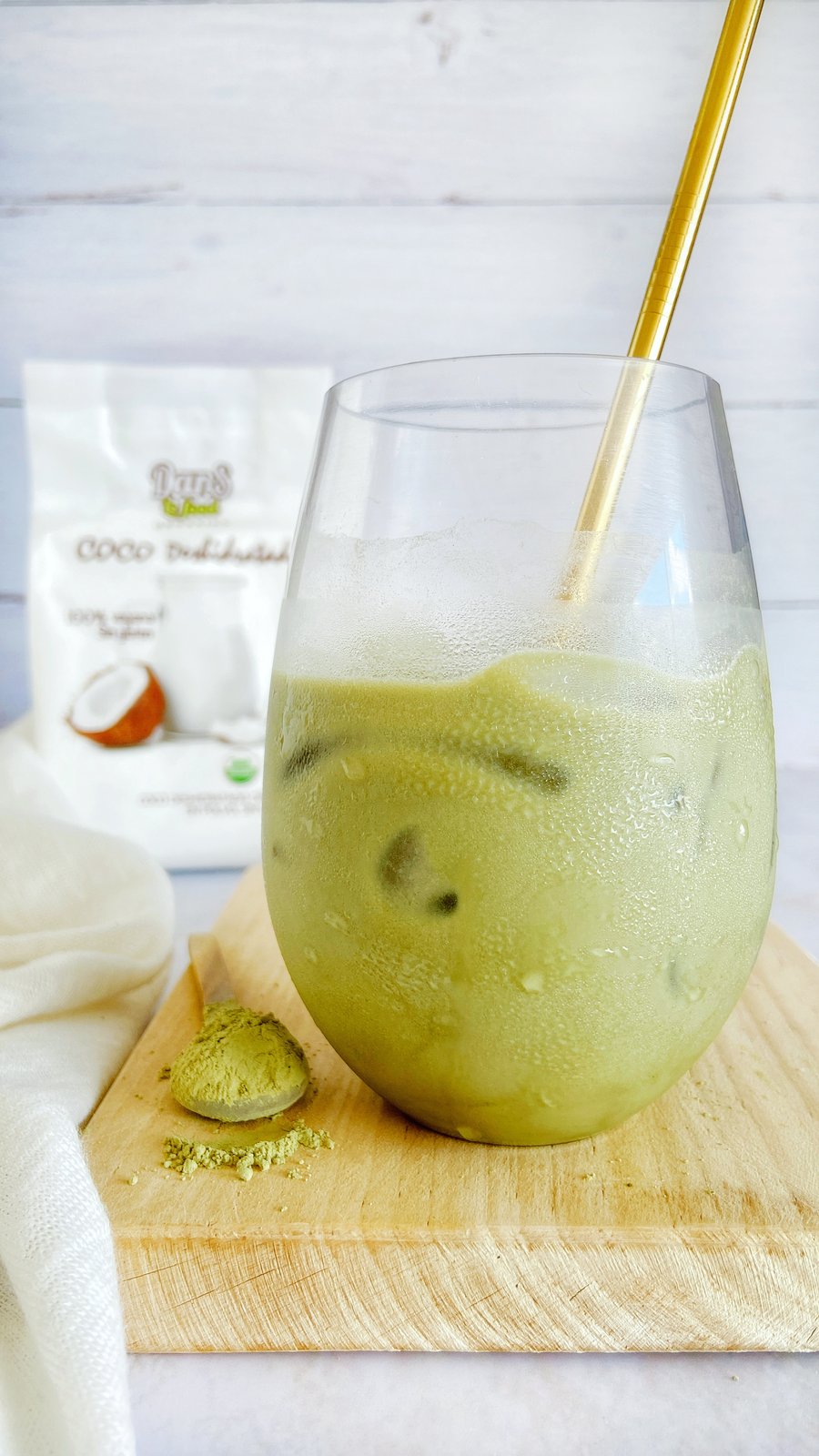 Té matcha latte verde con leche cremosa de coco servido en vaso alto con hielo
