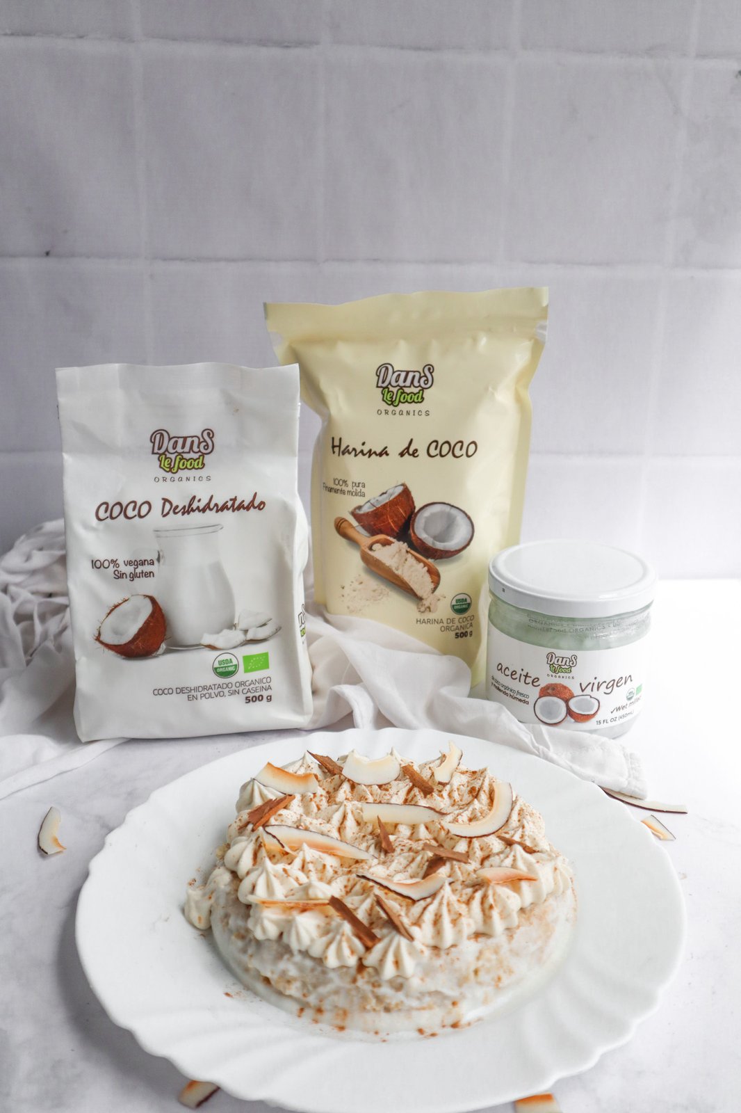 Detalle del corte de la torta tres leches de coco mostrando capa esponjosa empapada