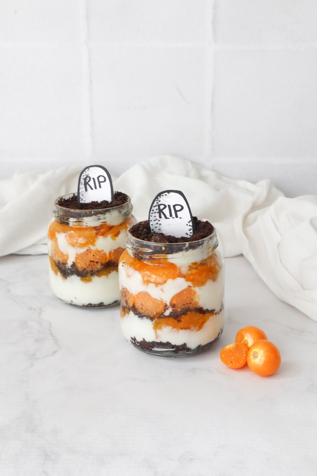 Detalle del trifle de uchuva con crema de coco y galletas Oreo trituradas