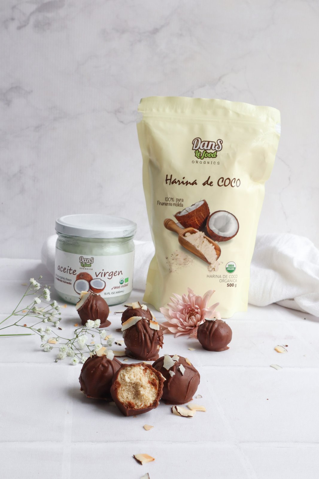 Trufas de chocolate y coco listas para servir, decoradas con coco rallado y chocolate