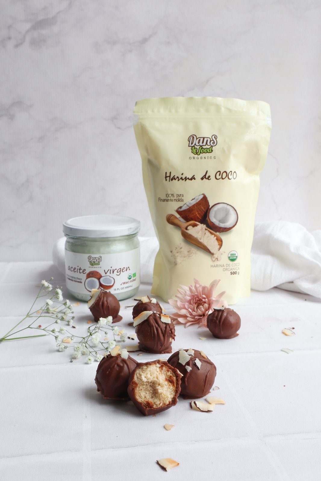 Detalle de trufas de chocolate y coco recién bañadas con chocolate derretido